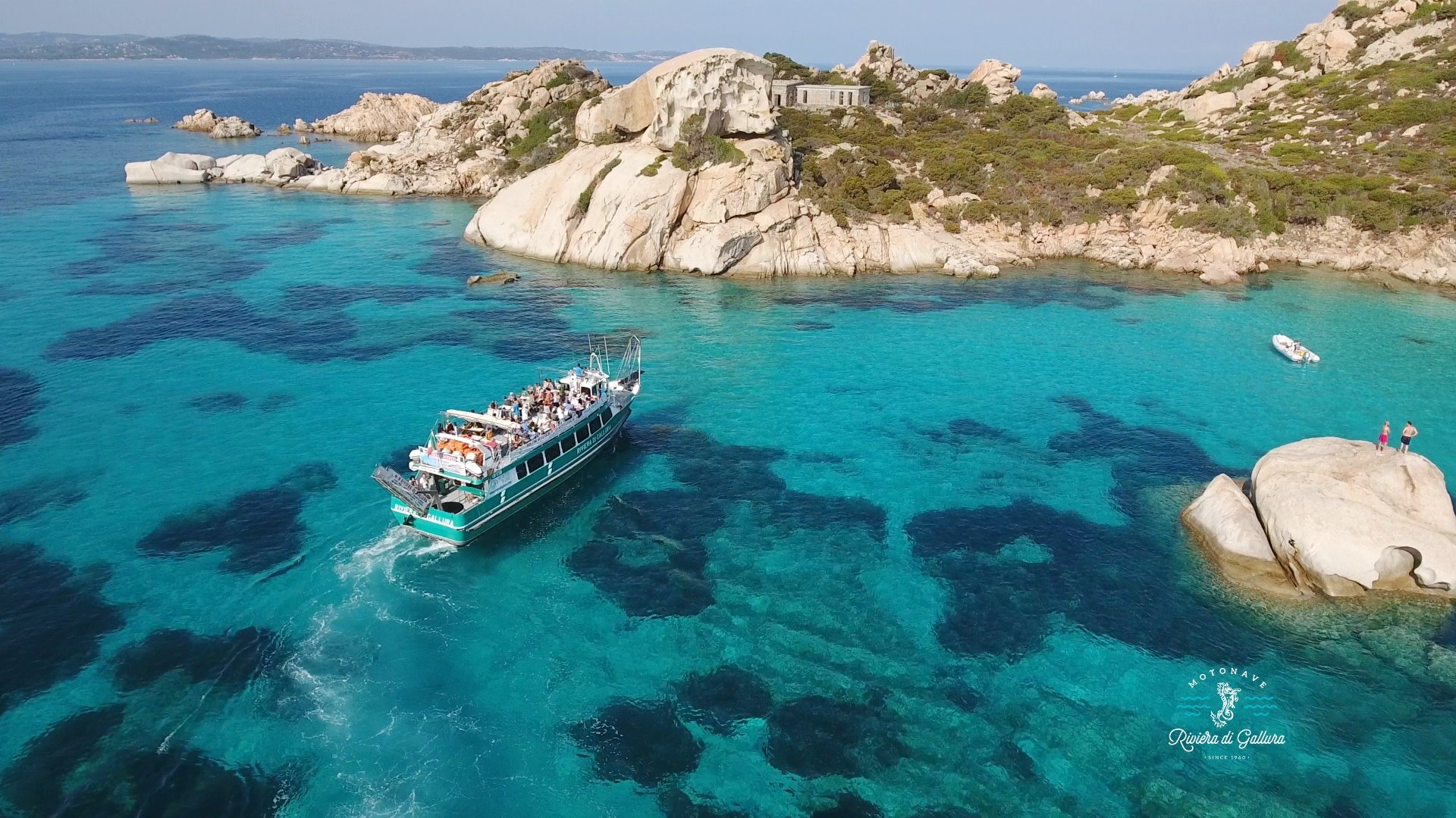 barca al largo con fondale