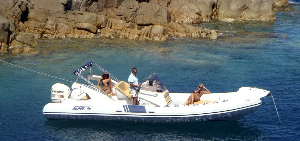 gommone isola Tavolara a San Teodoro